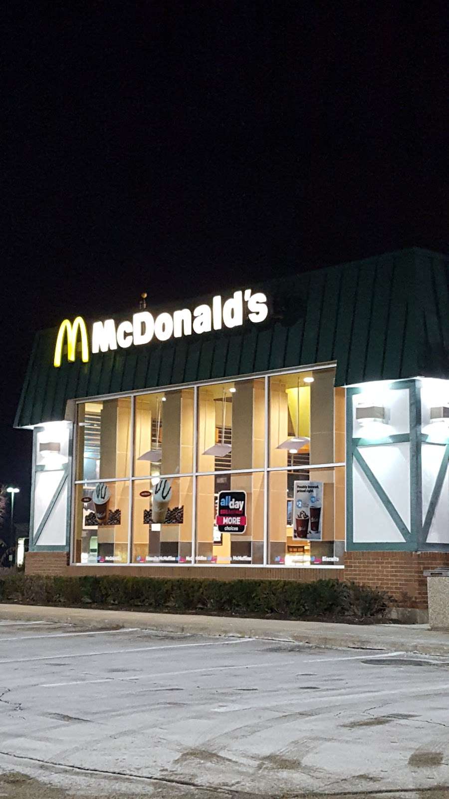 McDonalds | 1417 W Peterson Rd, Libertyville, IL 60048, USA | Phone: (847) 573-8212