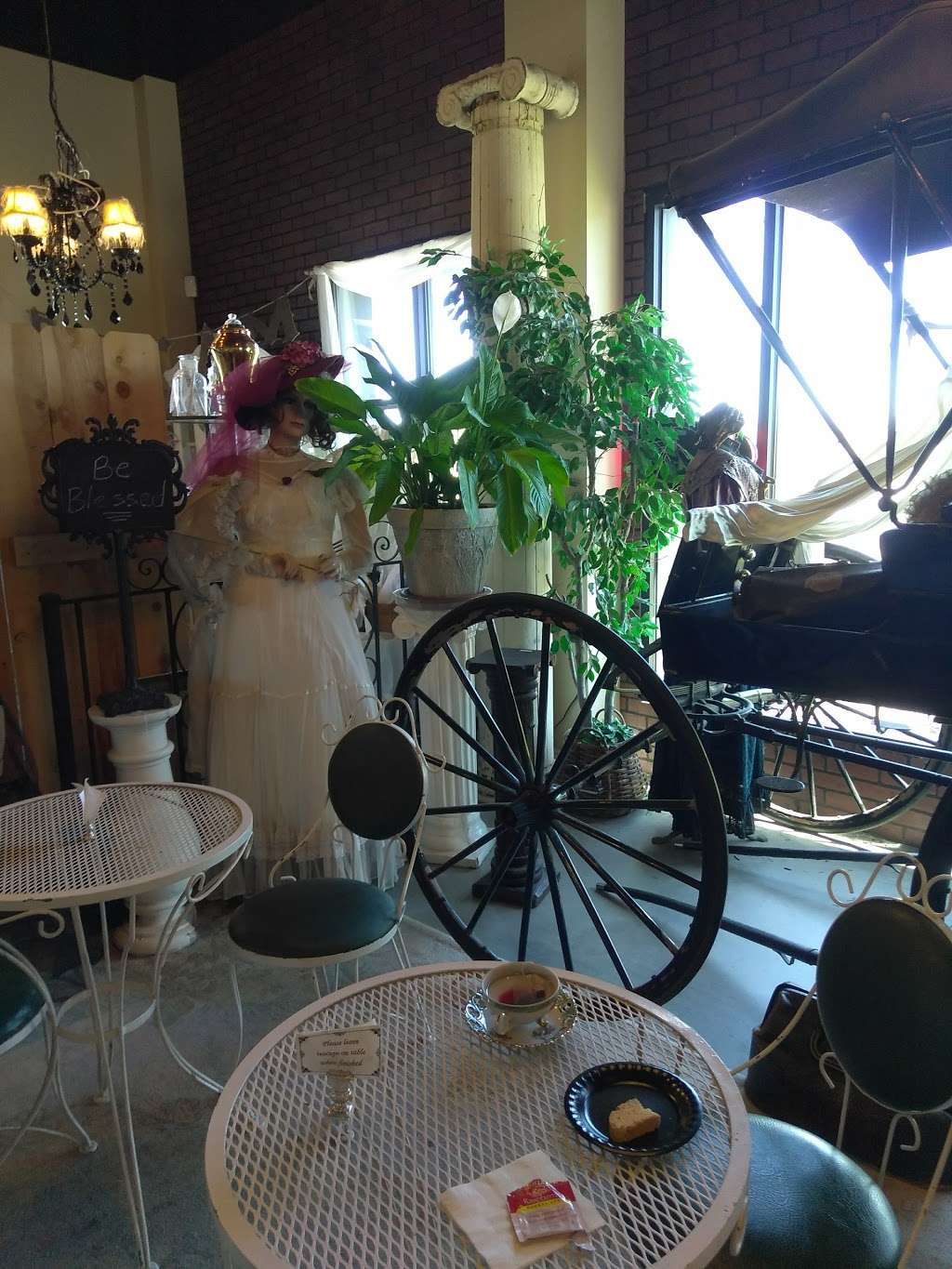 Carriage House Antiques | 11370 Hesperia Rd, Hesperia, CA 92345 | Phone: (760) 948-5577