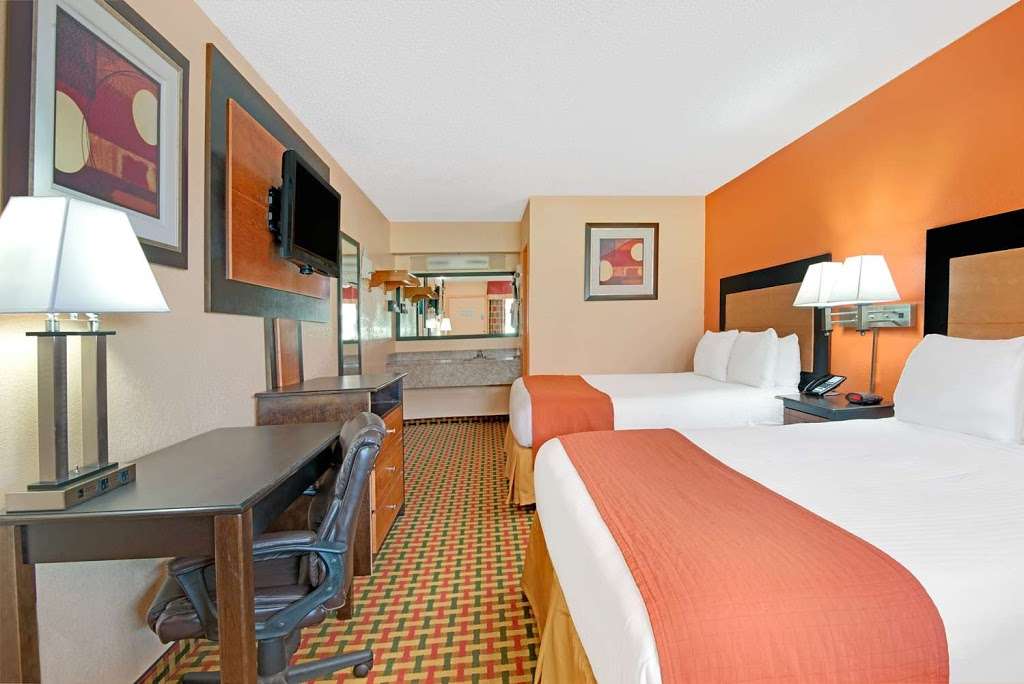 Days Inn by Wyndham Independence | 13712 E 42nd Terrace S, Independence, MO 64055 | Phone: (816) 743-4283