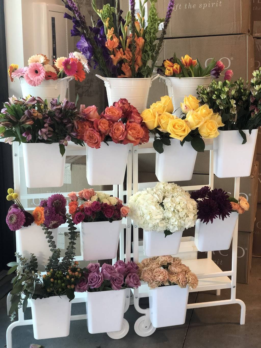 Charming Flower Shop | 901 Main St, Dallas, TX 75202, USA | Phone: (214) 752-4276