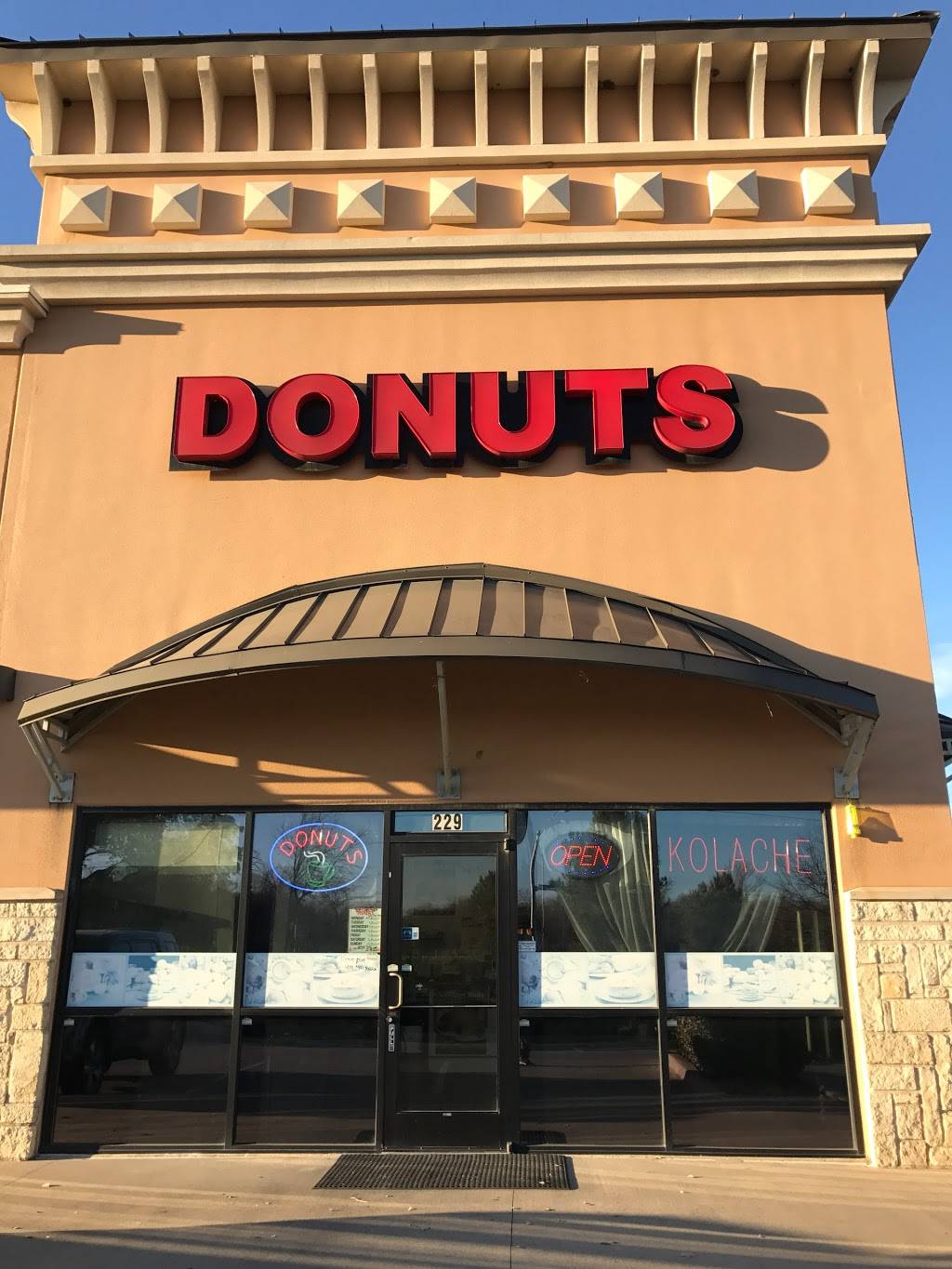 Donut Plus | 2977 S Precinct Line Rd, Fort Worth, TX 76118, USA | Phone: (817) 590-9660