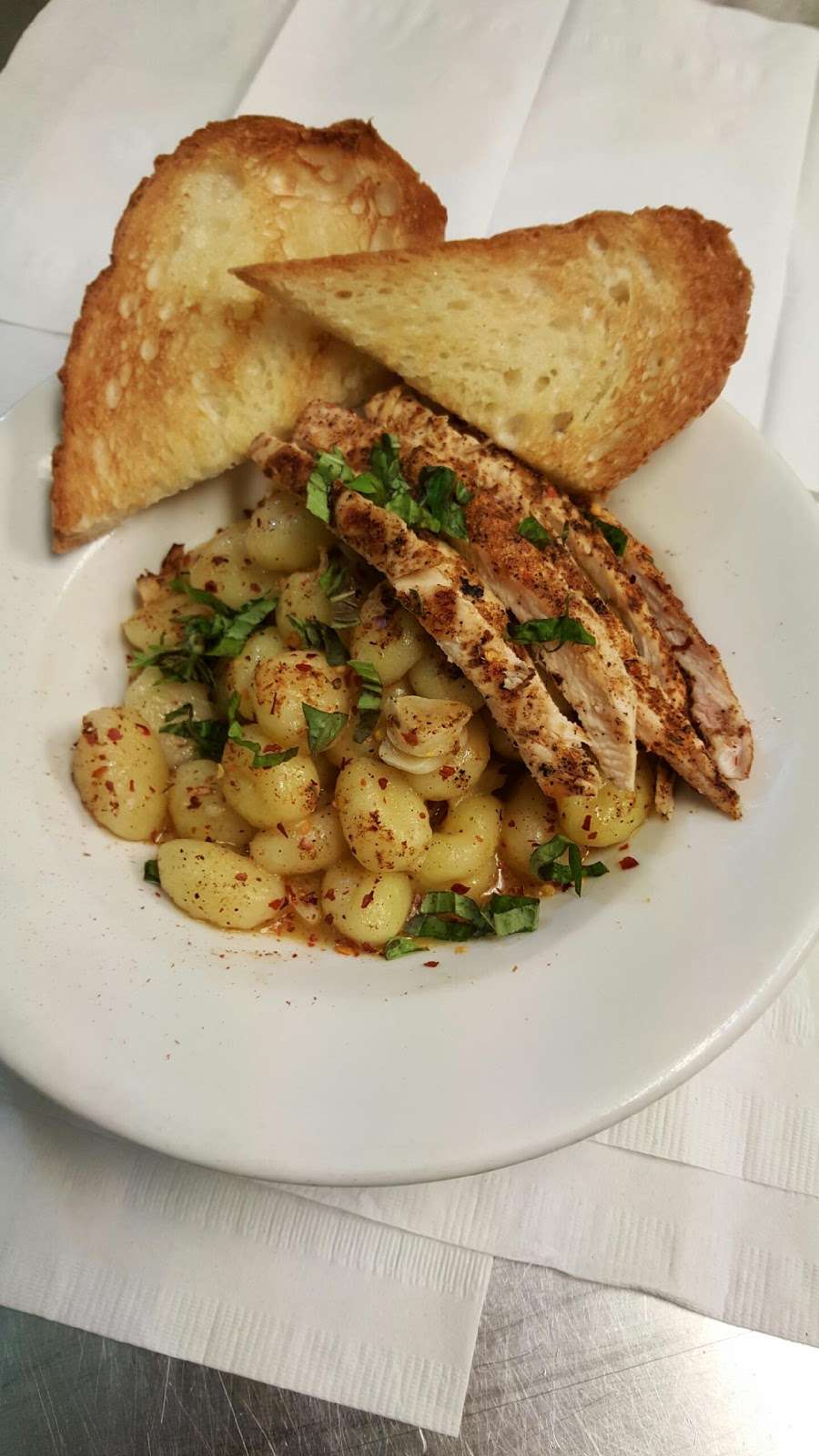 Fat Fish Bar & Grill | 234 W 31st St, Chicago, IL 60616, USA | Phone: (312) 842-9200