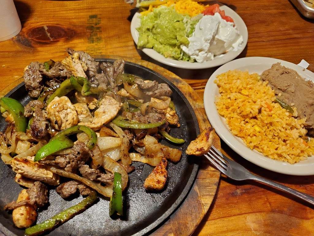 Maverick Grill | 6671 US-181, Floresville, TX 78114, USA | Phone: (830) 216-2712