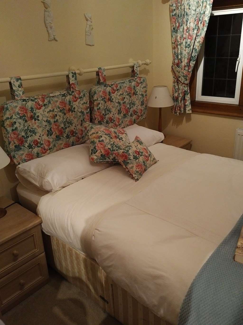 Meads Bed & Breakfast | 23 Granville Rd, Oxted RH8 0BX, UK | Phone: 01883 730115
