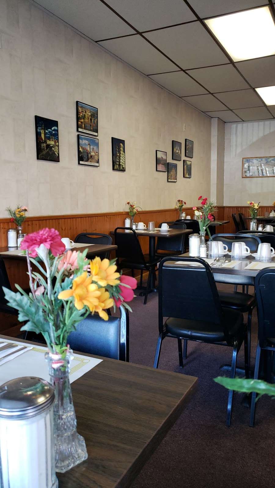 Little Bohemia Restaurant | 25 E Burlington St, Riverside, IL 60546, USA | Phone: (708) 442-1251