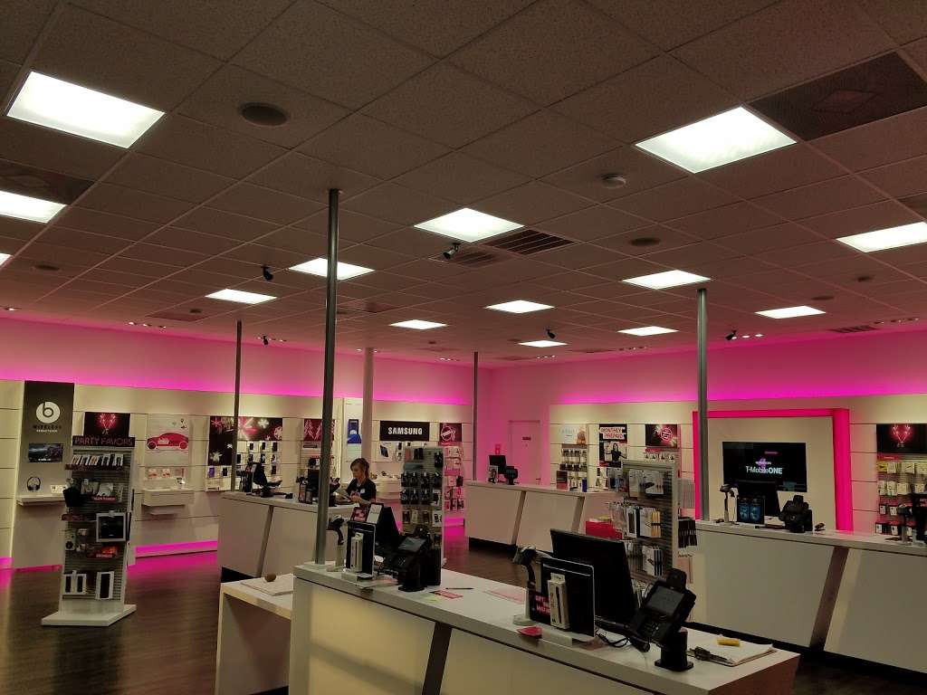 T-Mobile | 3600 Gulf Fwy, Dickinson, TX 77539, USA | Phone: (281) 972-0076