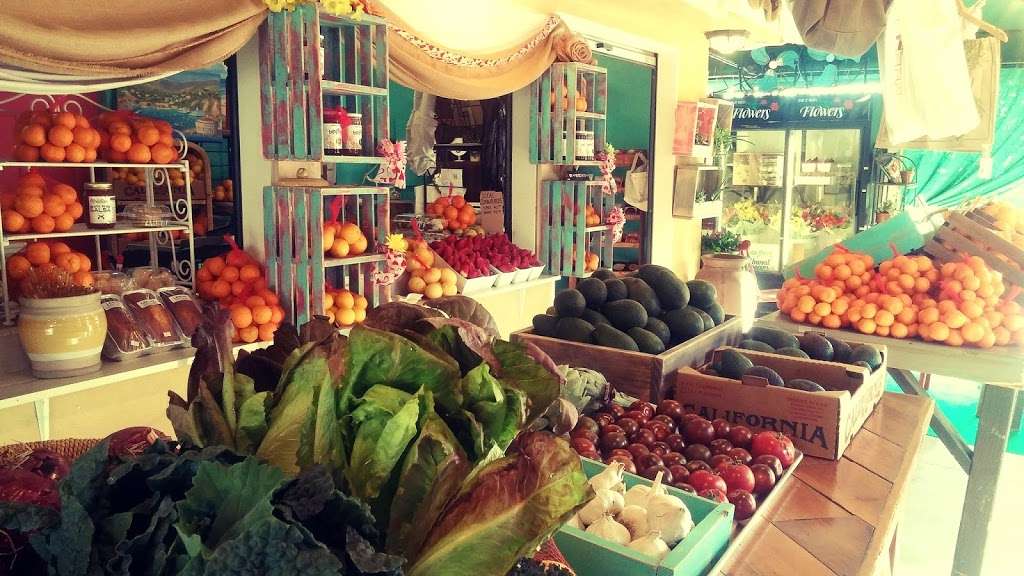 Paradise Produce Market | 8175 Del Dios Rd, Rancho Santa Fe, CA 92067, USA | Phone: (858) 756-0826