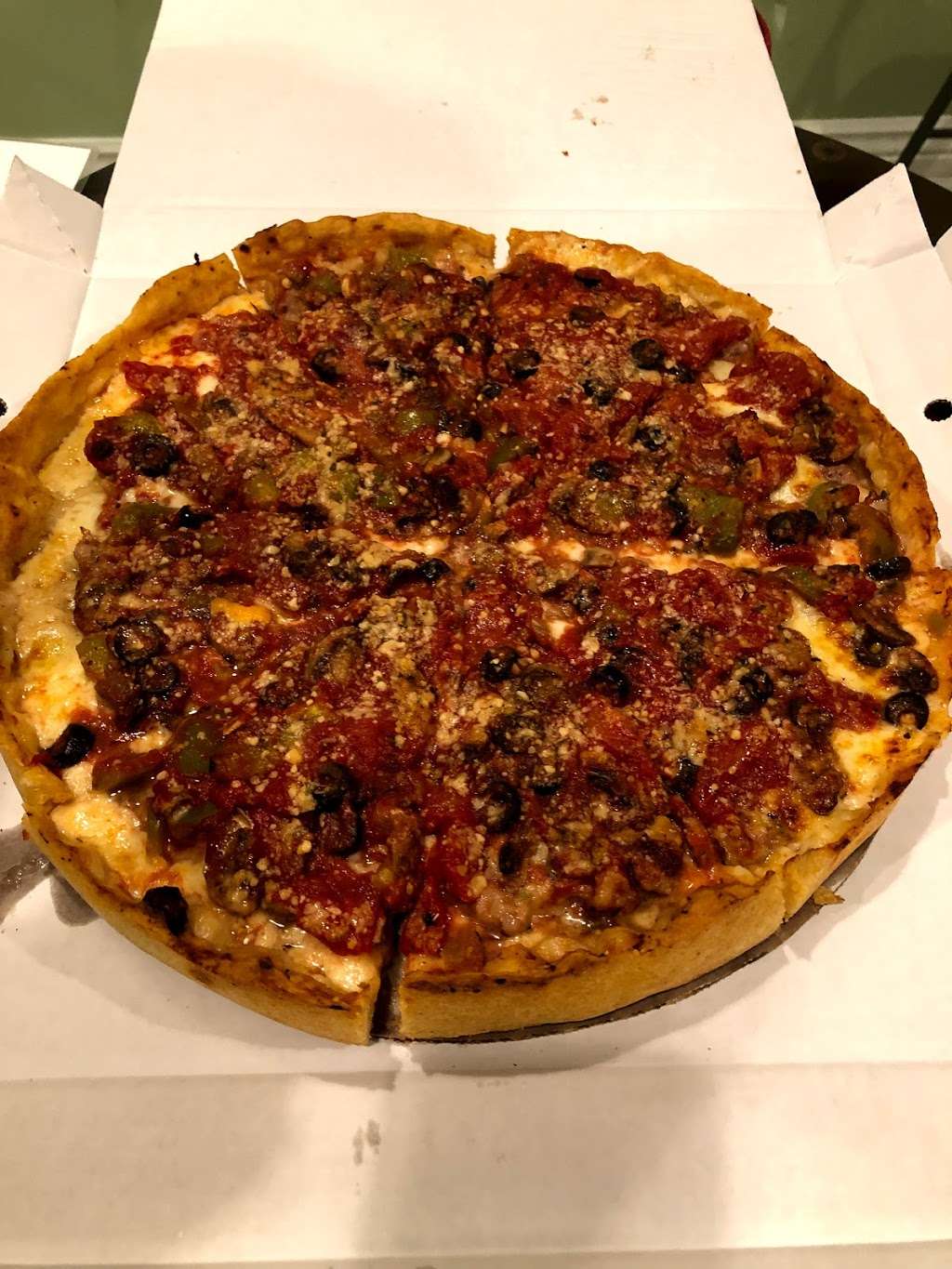 Lou Malnatis Pizzeria - Carry Out | 7125 W Gunnison St, Harwood Heights, IL 60706, USA | Phone: (708) 667-3500