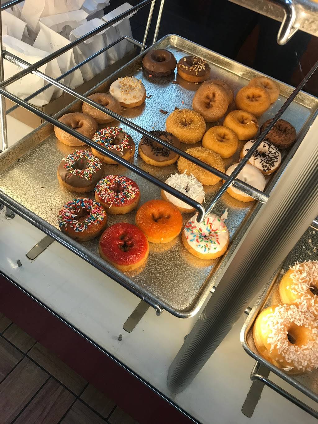 Country Donut | 3200 E Anaheim St, Long Beach, CA 90804, USA | Phone: (562) 986-9986