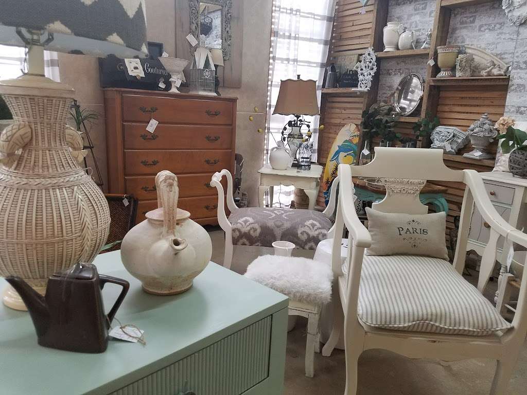 Trader Maes Decor & Artist Market | 2001 Rock Springs Rd, Apopka, FL 32712 | Phone: (407) 703-7869