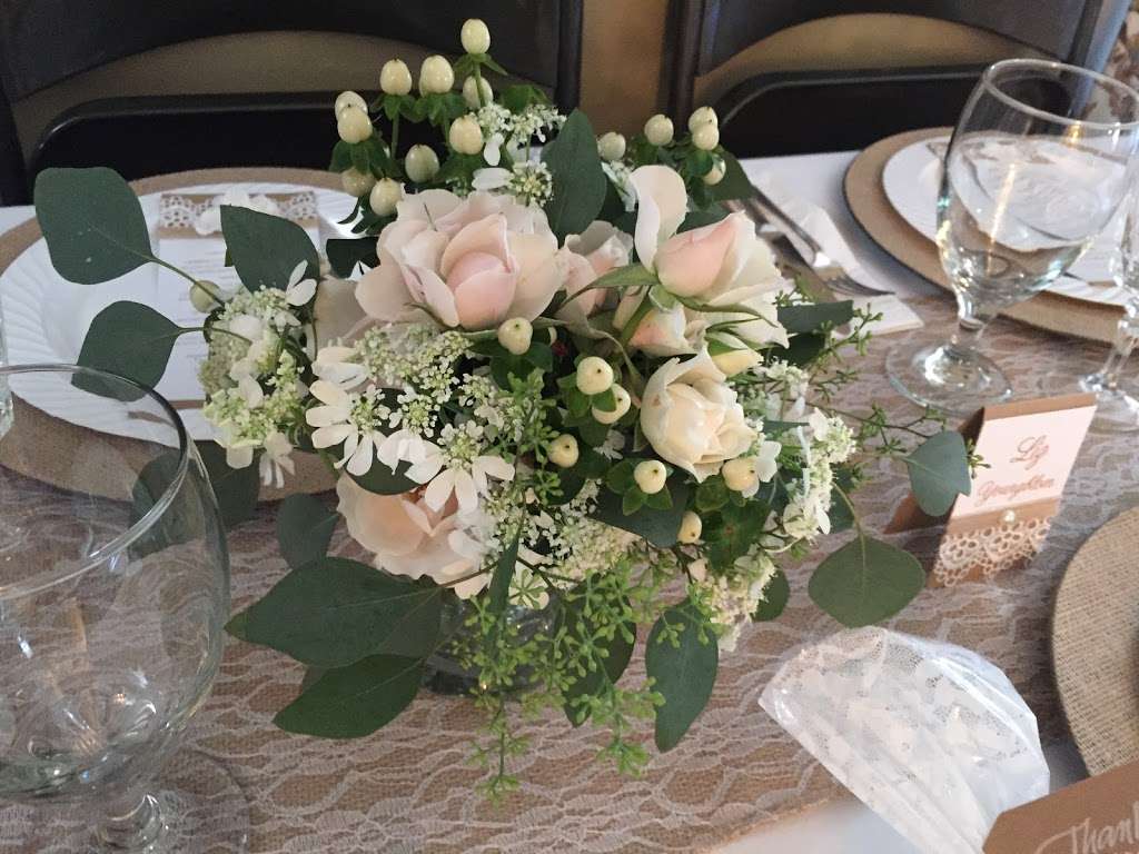 Rose and Twig Floral Design | W1196 Wolf Way, Mukwonago, WI 53149, USA | Phone: (262) 470-5485