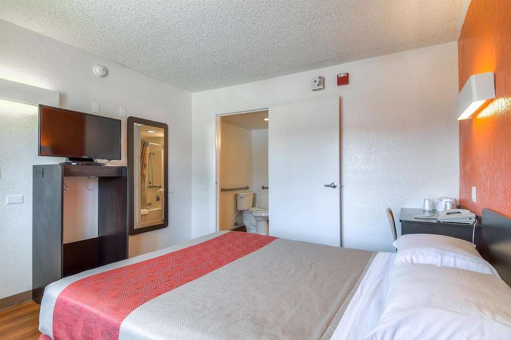 Motel 6 Los Angeles - Long Beach | 5665 E 7th St, Long Beach, CA 90804 | Phone: (562) 597-1311