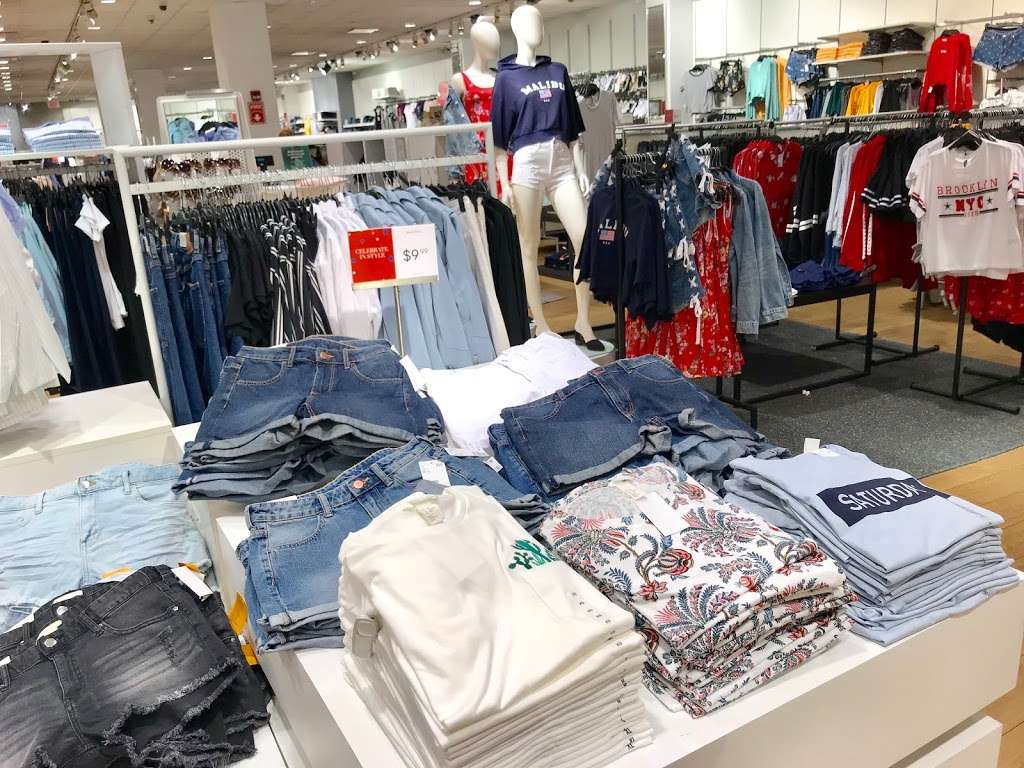 H&M | 1277 Broadway, Saugus, MA 01906, USA | Phone: (855) 466-7467