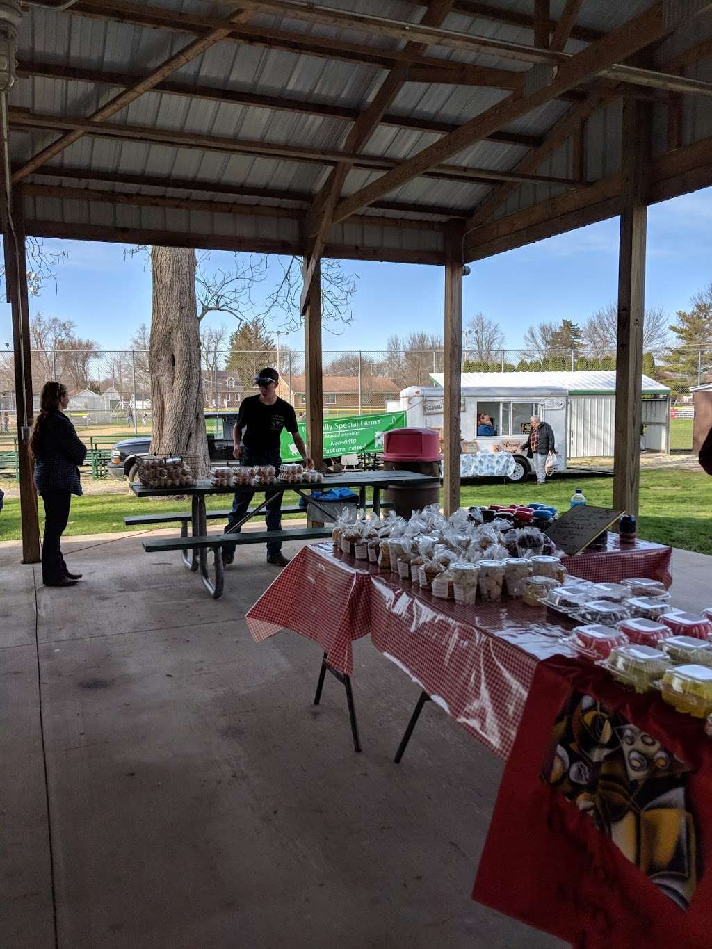 Herscher Farmers Market | 100-164 N Park Rd, Herscher, IL 60941, USA