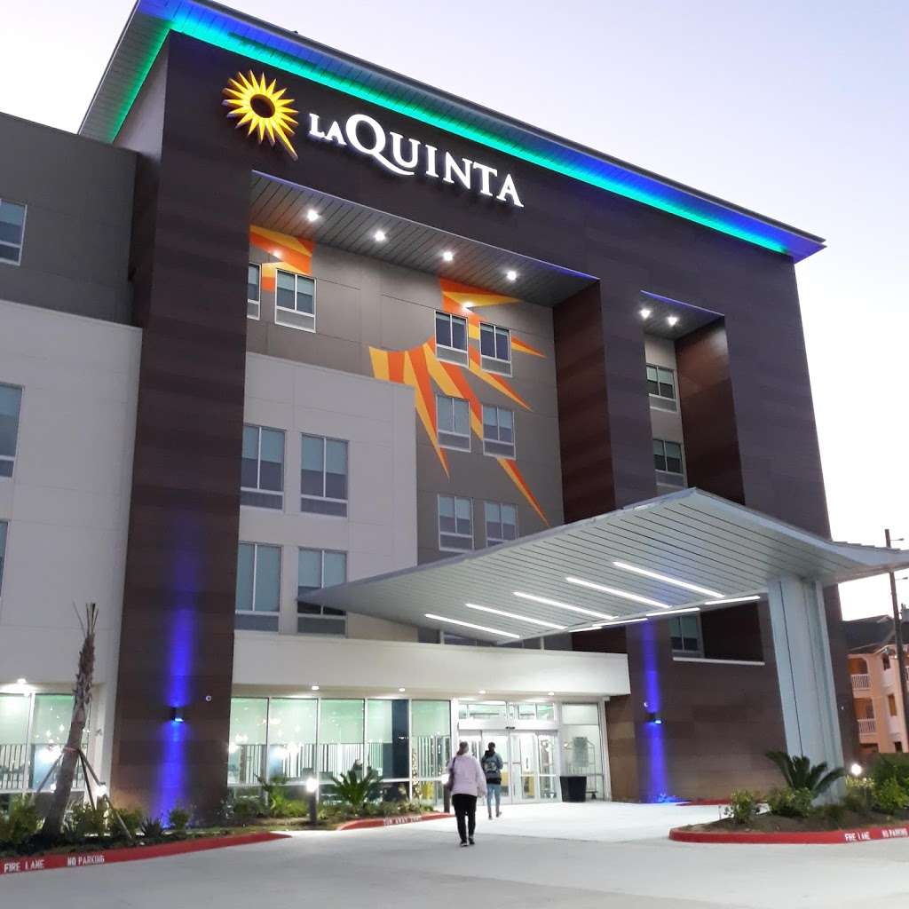 La Quinta Inn & Suites by Wyndham Galveston | 2901 63rd Rear St, Galveston, TX 77551 | Phone: (800) 753-3757