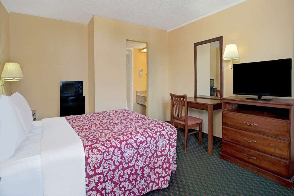 Days Inn by Wyndham Alexandria South | Interstate 95, 6100 Richmond Hwy, Alexandria, VA 22303 | Phone: (703) 329-0500