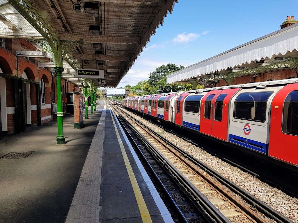 Barkingside | Station Rd, Ilford IG6 1NA, UK