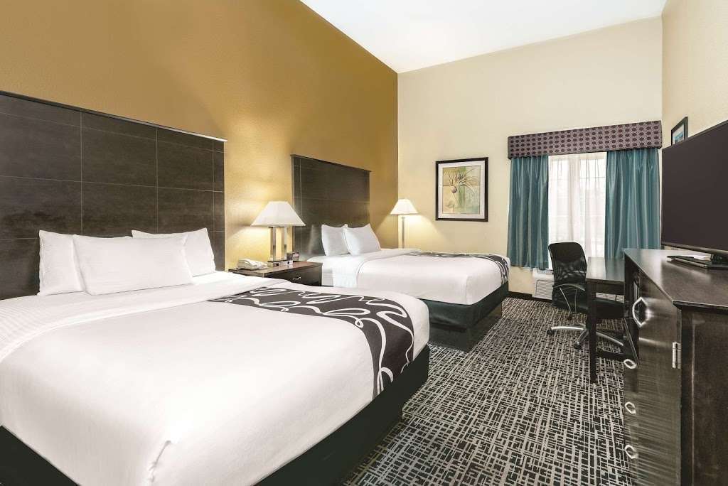 La Quinta Inn & Suites by Wyndham San Antonio The Dominion | 25042 I-10, San Antonio, TX 78257, USA | Phone: (210) 564-6700