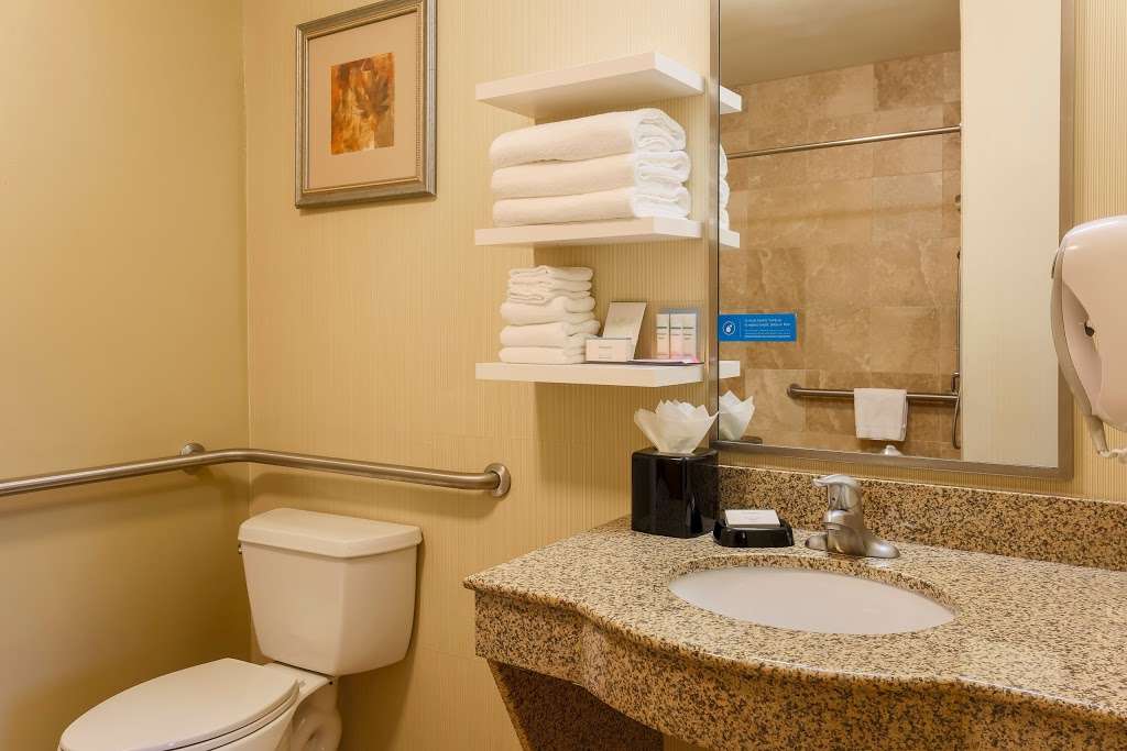 Hampton Inn & Suites Providence/Smithfield | 945 Douglas Pike, Smithfield, RI 02917, USA | Phone: (401) 232-9200