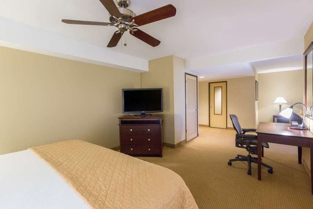 Wyndham Garden Newark Airport | 500 US-1, Newark, NJ 07114, USA | Phone: (973) 824-4000