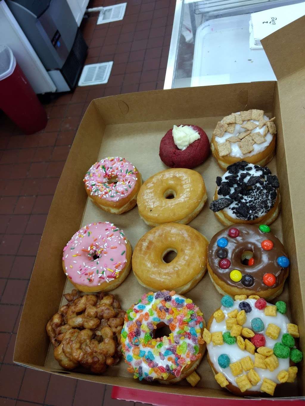 Lucky Donuts | 2510 W Thunderbird Rd #1, Phoenix, AZ 85023, USA | Phone: (602) 439-2057