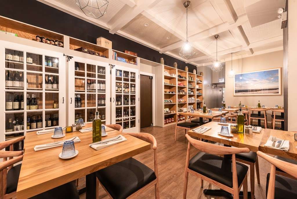 Avli Taverna | 1335 W Wrightwood Ave, Chicago, IL 60614, USA | Phone: (773) 857-5577