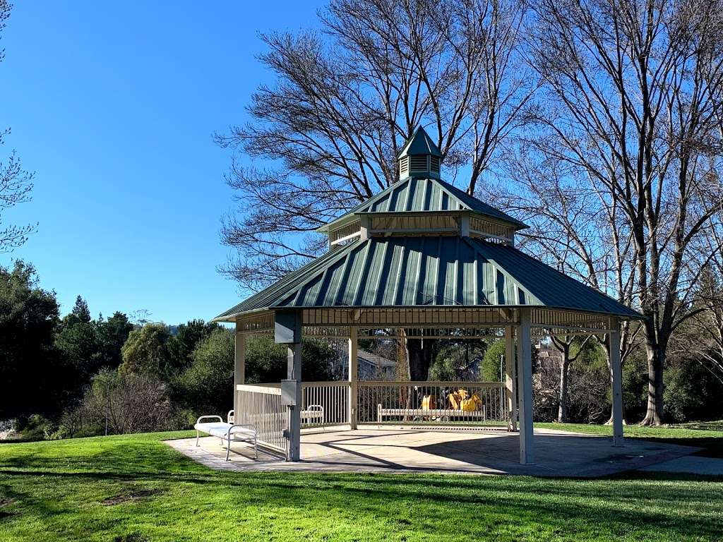 Livorna Park | Livorna Rd & Miranda Avenue, Alamo, CA 94507, USA | Phone: (925) 313-2170