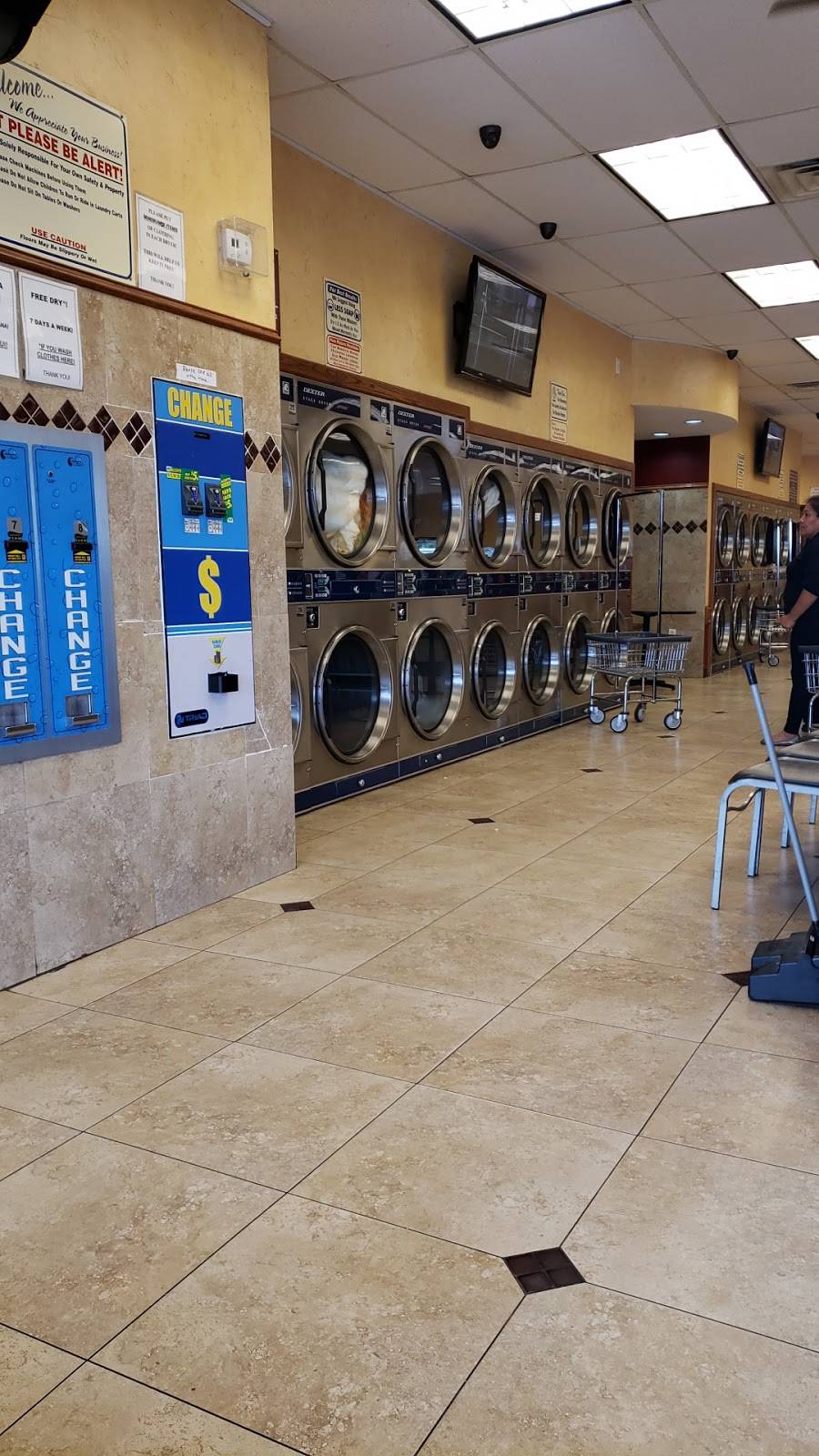 Wash and Dry Lavanderia - laundry  | Photo 7 of 10 | Address: 1455 W Buckingham Rd, Richardson, TX 75081, USA | Phone: (972) 231-7877