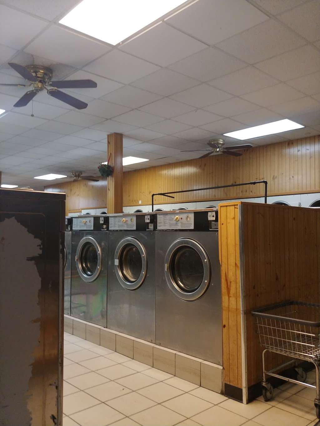 Excellent Laundromat | 4801 Bell Blvd, Bayside Hills, NY 11364, USA | Phone: (718) 423-8888