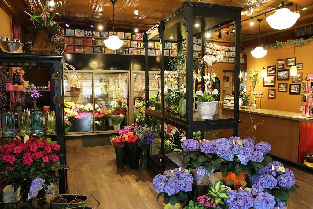 Roses Flower Shop | 800 N 68th St, Wauwatosa, WI 53213, USA | Phone: (414) 258-1161