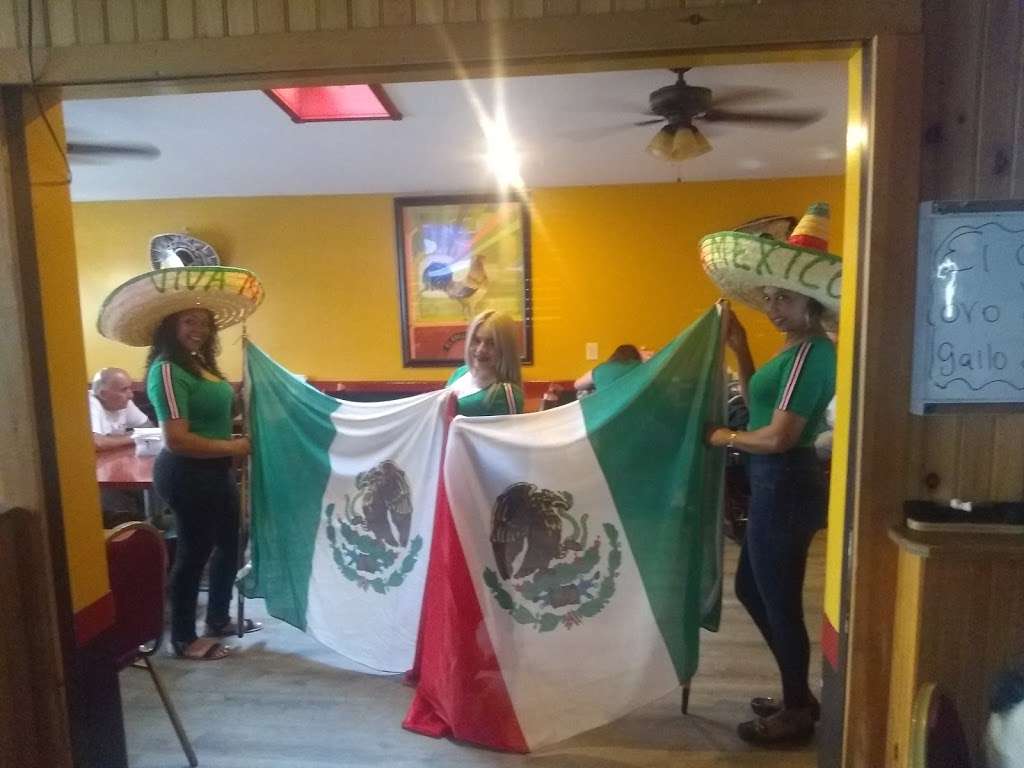 El Gallo De Oro | 1270 Broad St, Central Falls, RI 02863, USA | Phone: (401) 727-0621