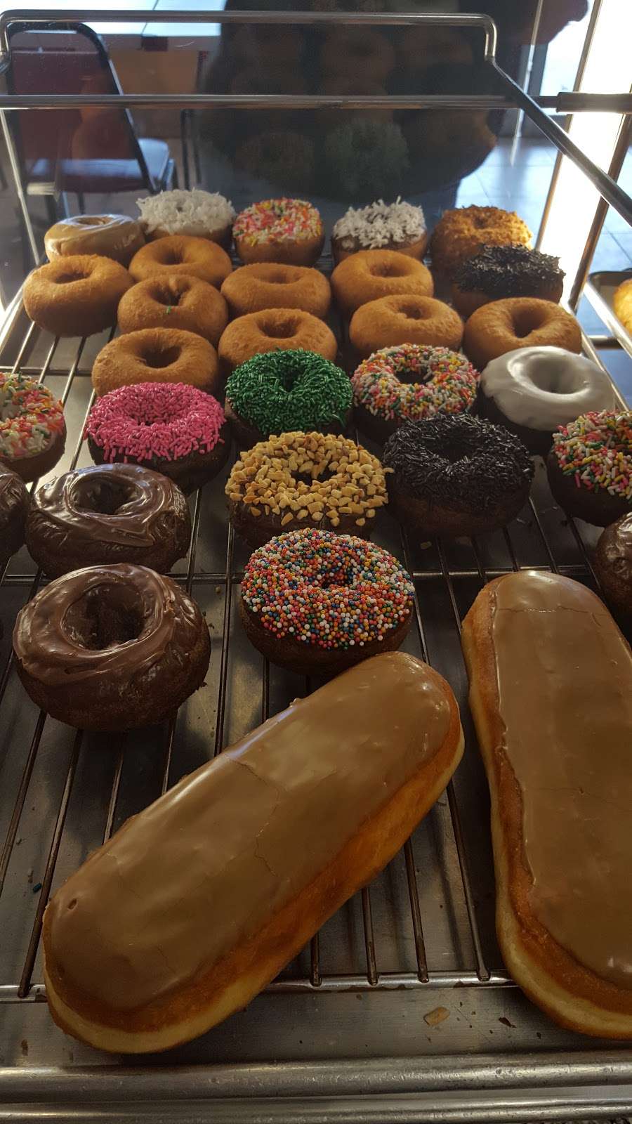 Donut Hole | 103 E El Roblar Dr, Ojai, CA 93023, USA | Phone: (805) 646-5953