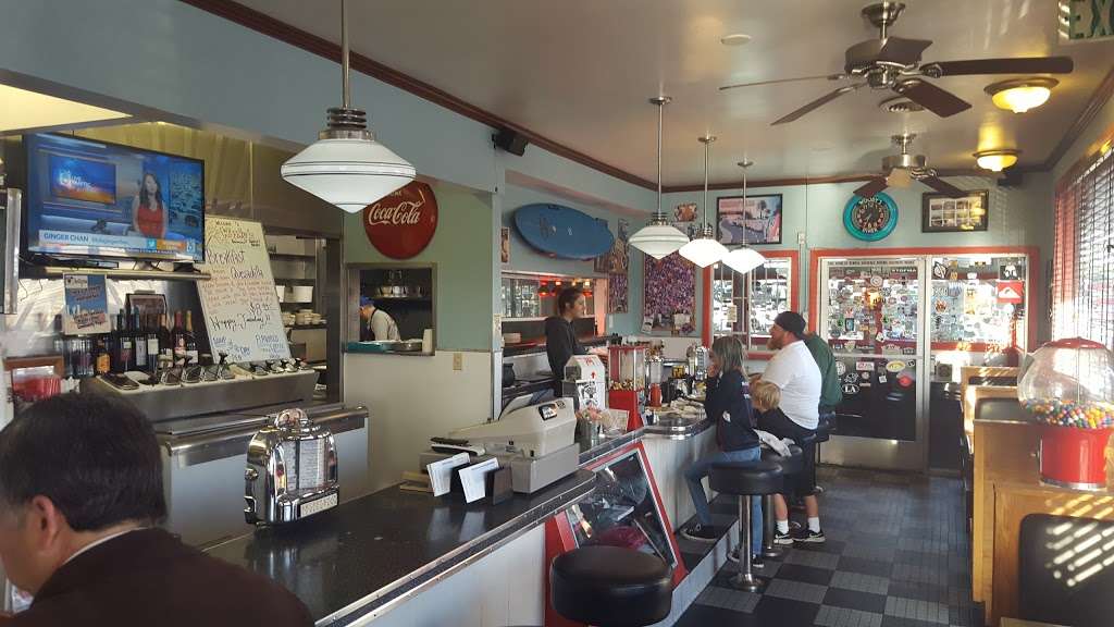 Woodys Diner | 16371 Pacific Coast Hwy, Sunset Beach, CA 90742, USA | Phone: (562) 592-2134