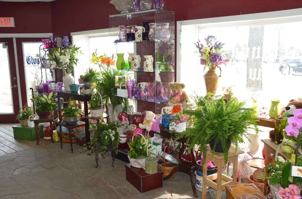 Briannas Flowers | 102 W Lake St, Bloomingdale, IL 60108, USA | Phone: (630) 351-1966