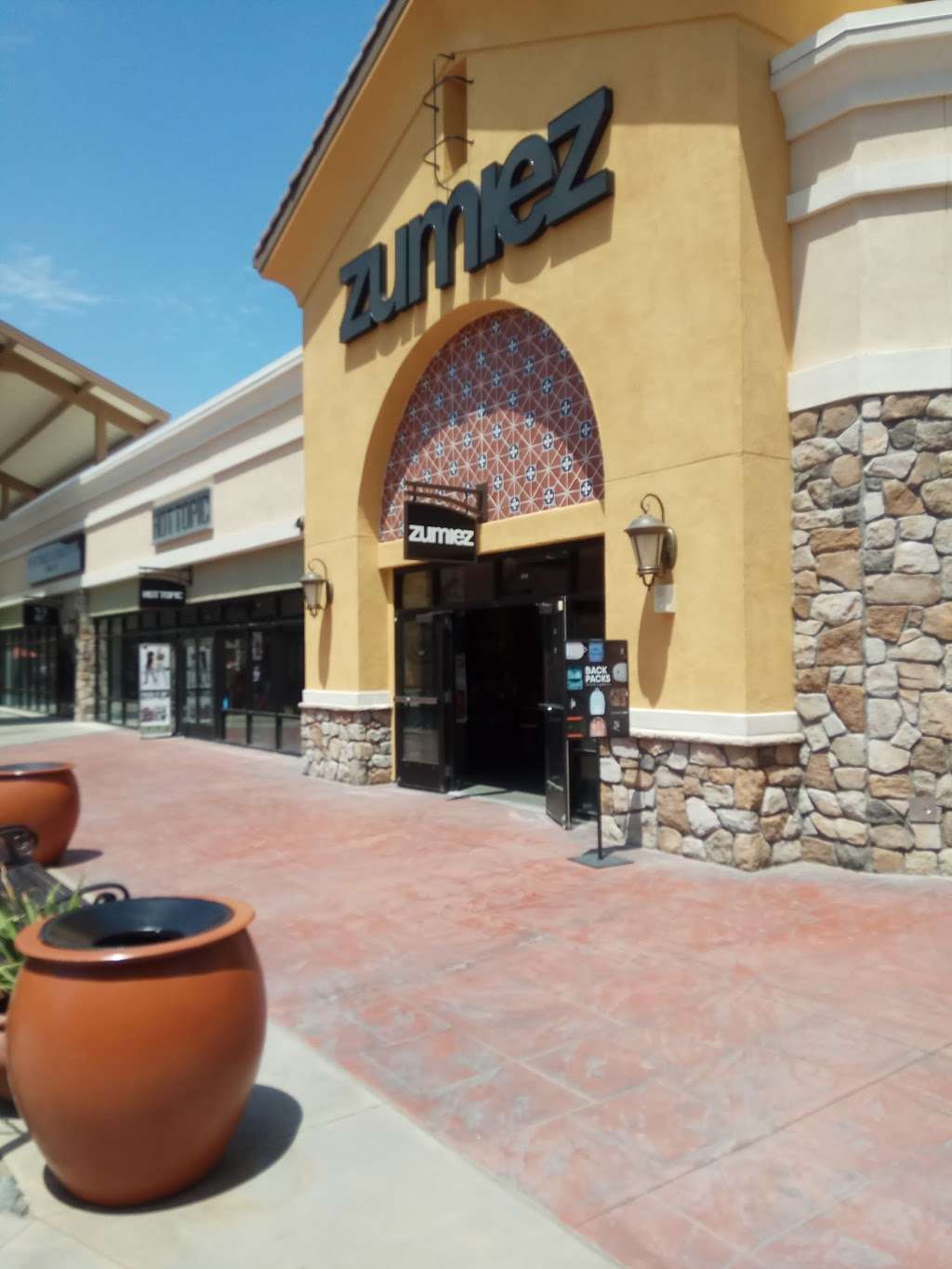 Zumiez | 5701 Outlets at Tejon Pkwy, Arvin, CA 93203, USA | Phone: (661) 858-2189