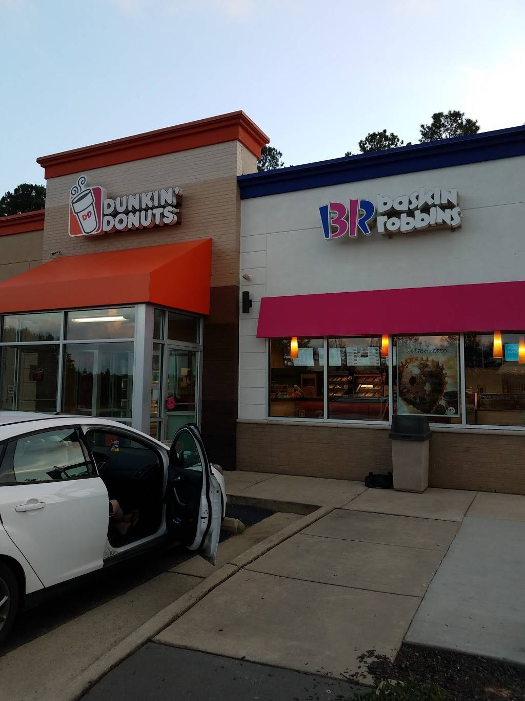 Baskin-Robbins | Lakestone Shopping Center, 1450 N Main St, Fuquay-Varina, NC 27526, USA | Phone: (919) 577-1150