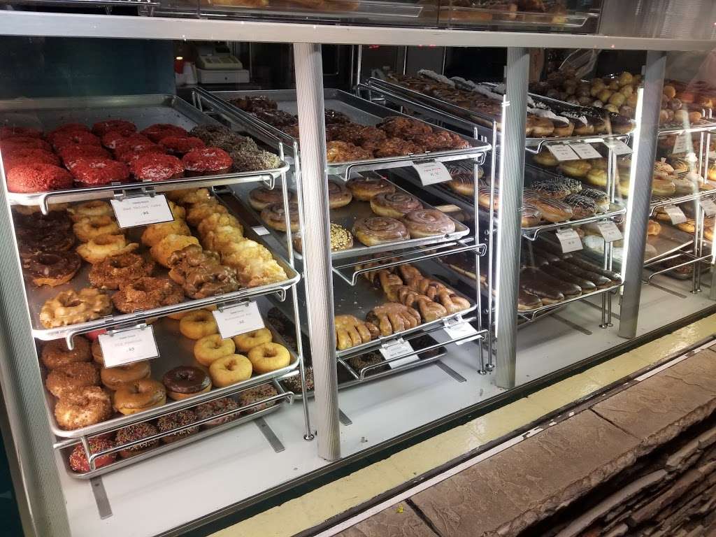 DKs Donuts Of Orange | 3744 E Chapman Ave, Orange, CA 92869, USA | Phone: (714) 633-5858