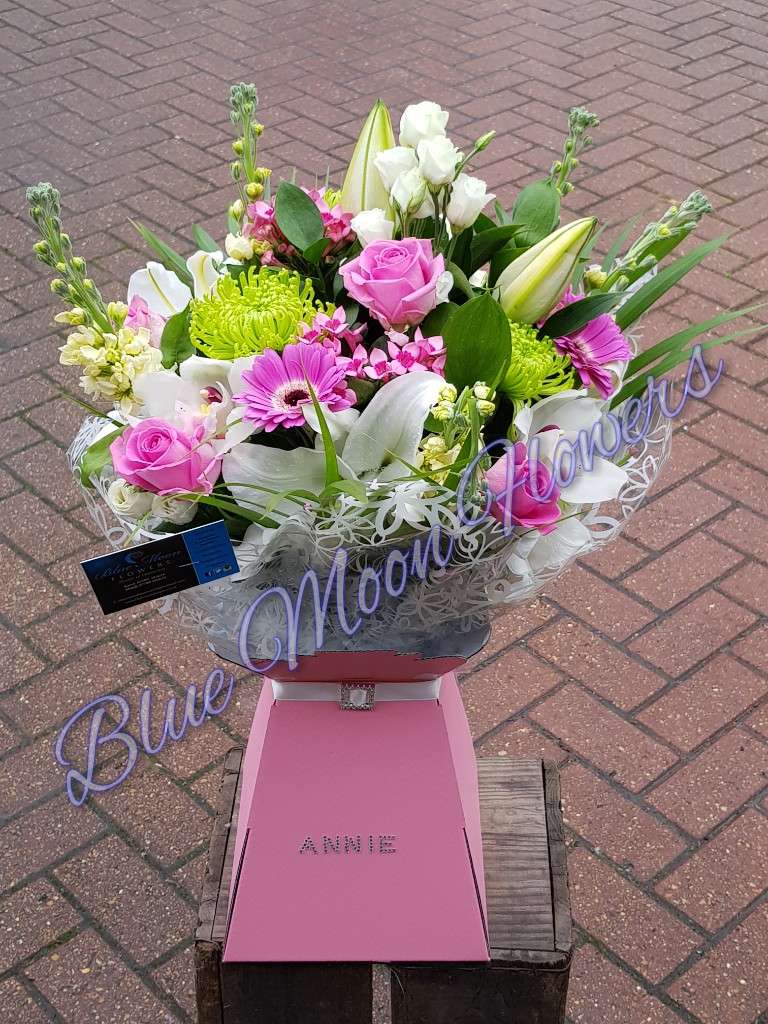 Blue Moon Flower Studio | 46 Pilkingtons, Harlow CM17 9DR, UK | Phone: 07709 183655