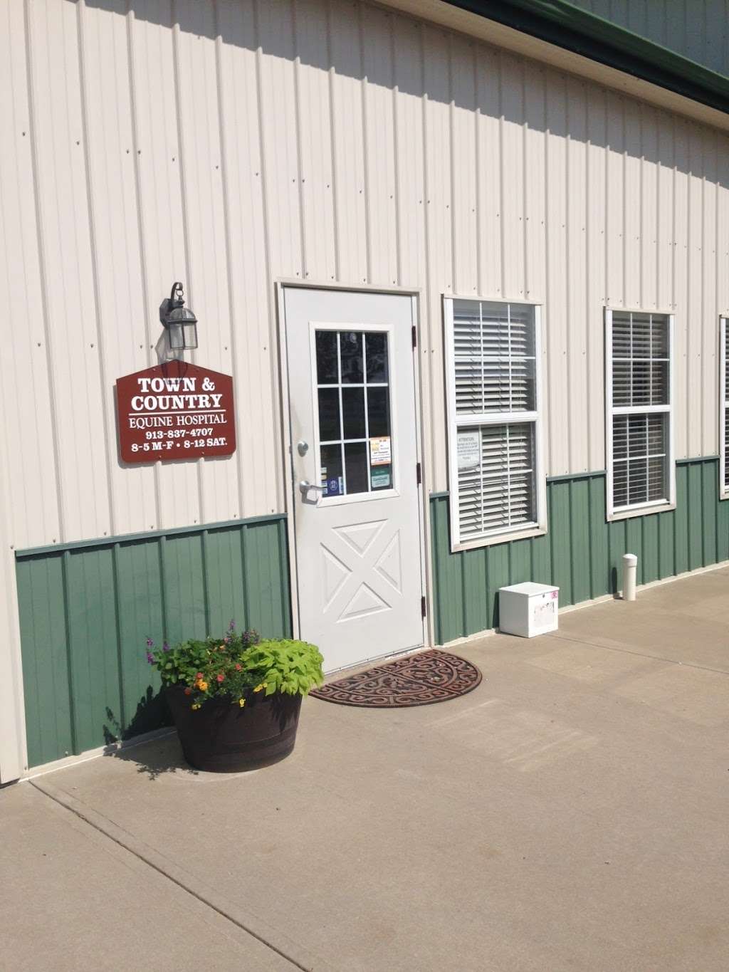 Town & Country Equine & Pet Hospital | 27965 Beaver Creek Rd, Louisburg, KS 66053 | Phone: (913) 937-9366