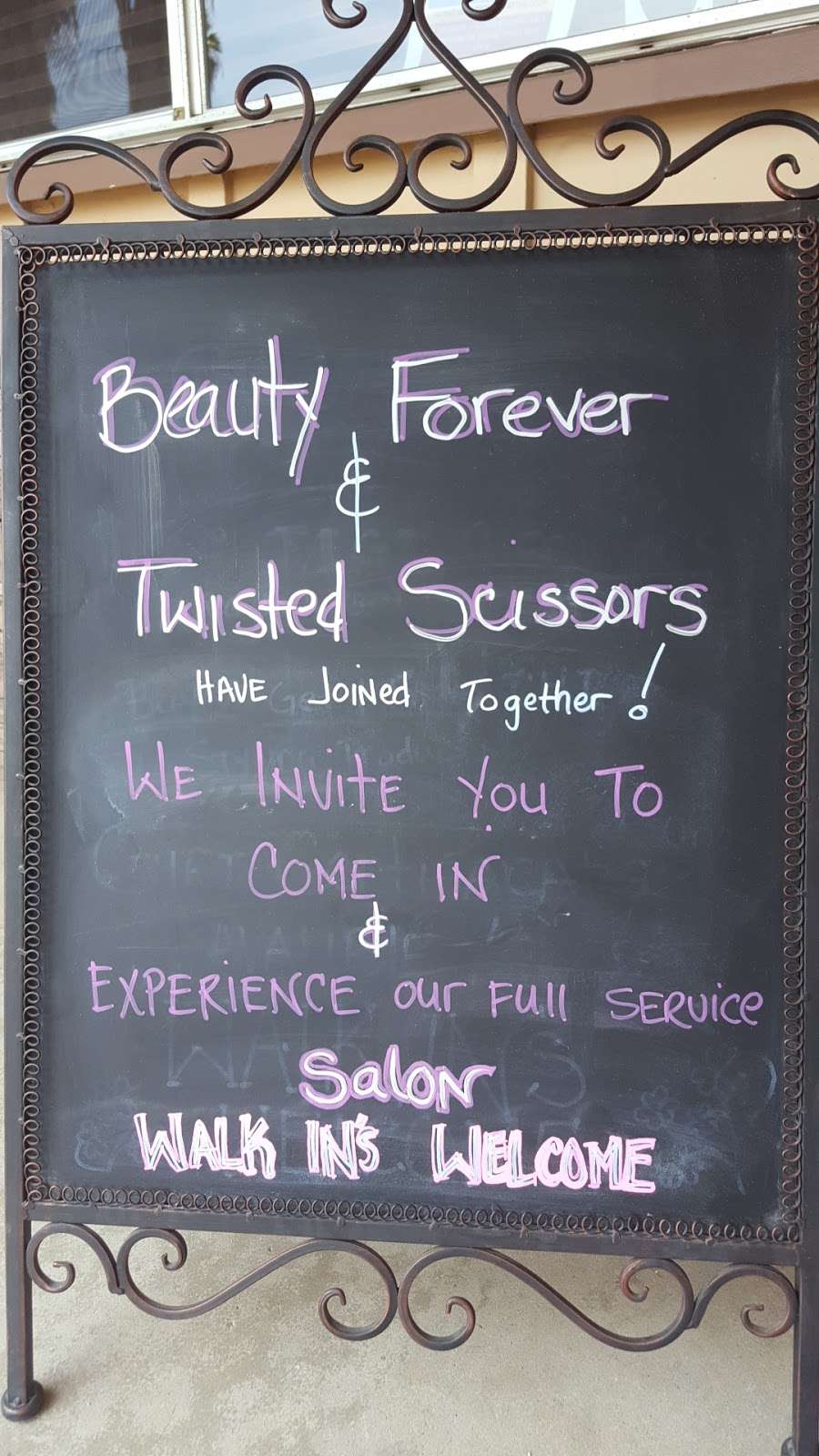 Twisted Scissors | 9148 Campo Rd, Spring Valley, CA 91977, USA | Phone: (619) 669-1350