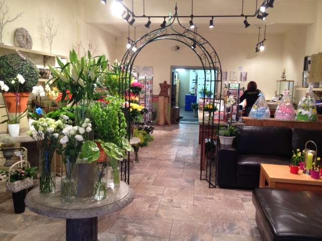 Oakwood Florist Ltd | 211 Bramley Rd, London N14 4XA, UK | Phone: 020 8363 0717