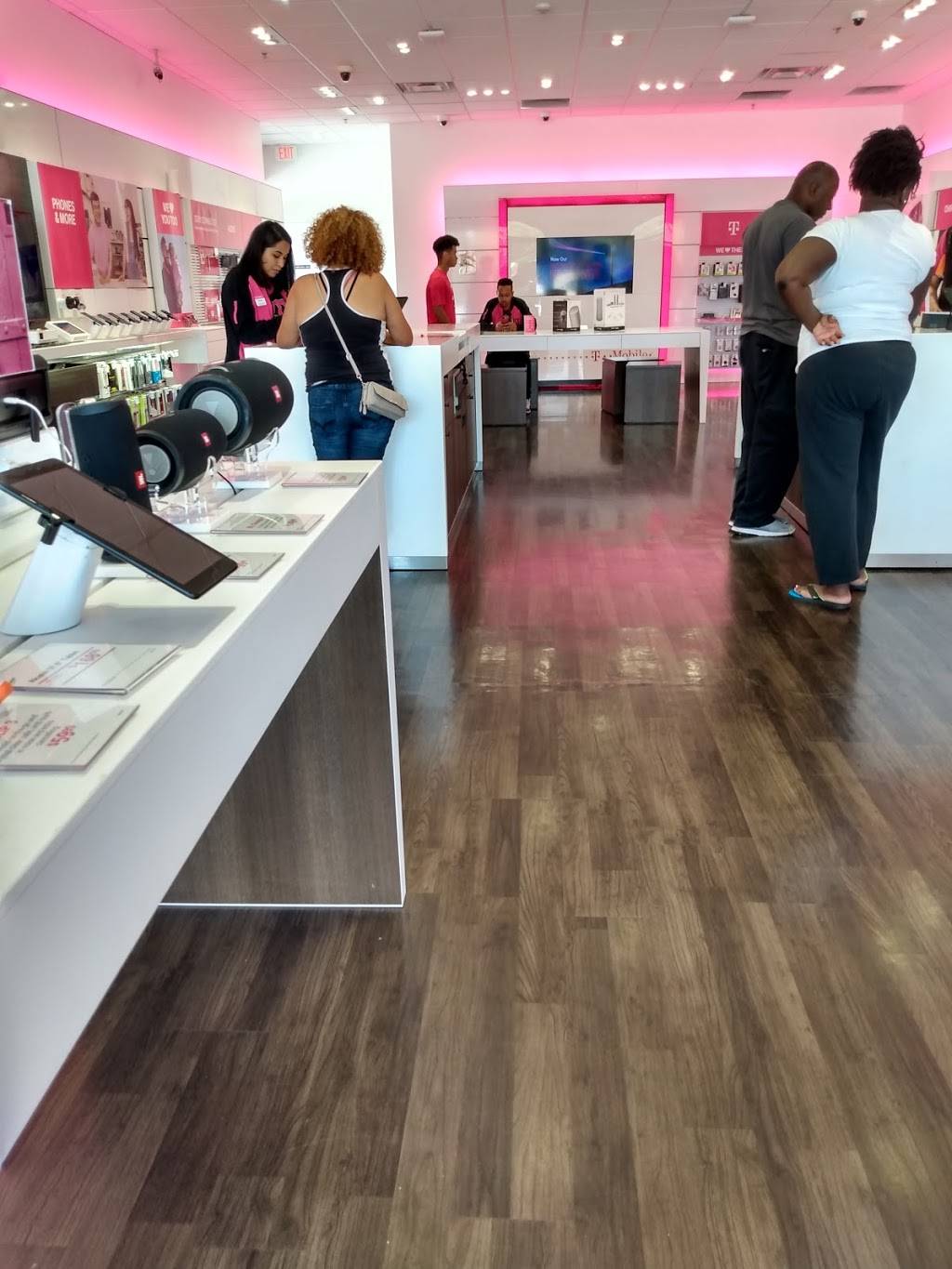 T-Mobile | 416 E Pleasant Run Rd Ste 200, Cedar Hill, TX 75104, USA | Phone: (972) 293-1630