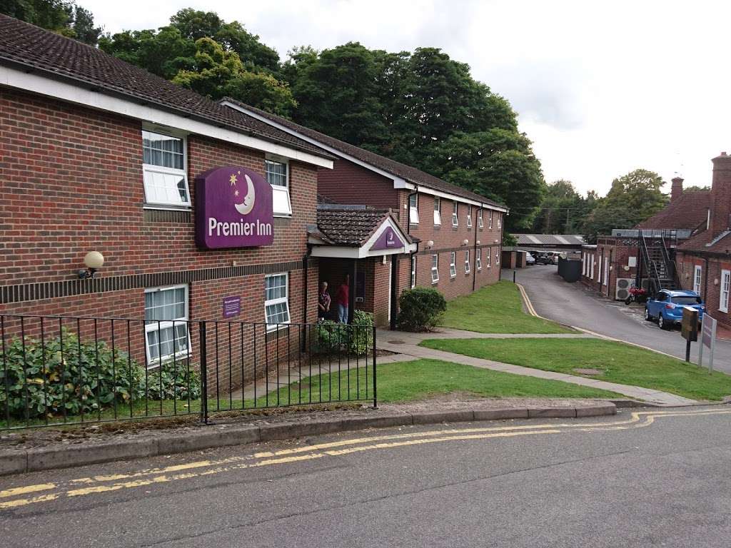 Premier Inn Maidstone/Sevenoaks | London Rd, Wrotham Heath, Sevenoaks TN15 7RX, UK | Phone: 0871 527 8962