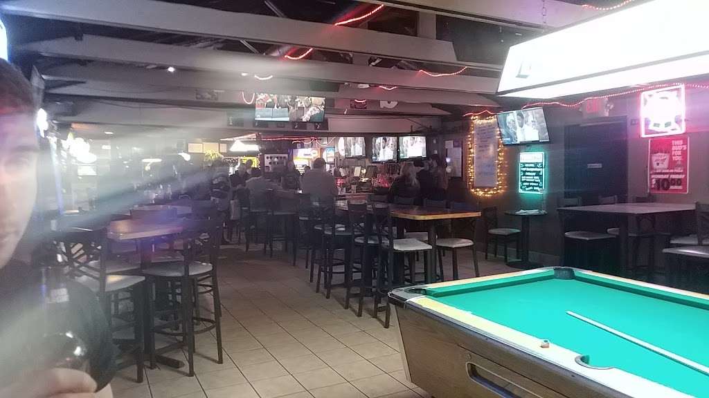 Rookies Sports Bar & Grill | 26440 W Wooster Lake Dr, Ingleside, IL 60041, USA | Phone: (847) 546-0511