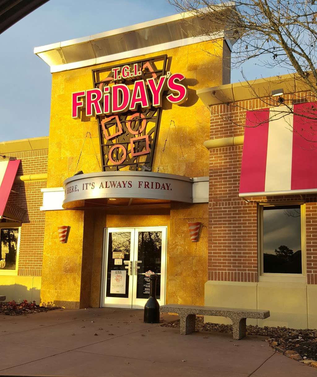 TGI Fridays | 1105 Lake Woodlands Dr, The Woodlands, TX 77380, USA | Phone: (281) 296-8252