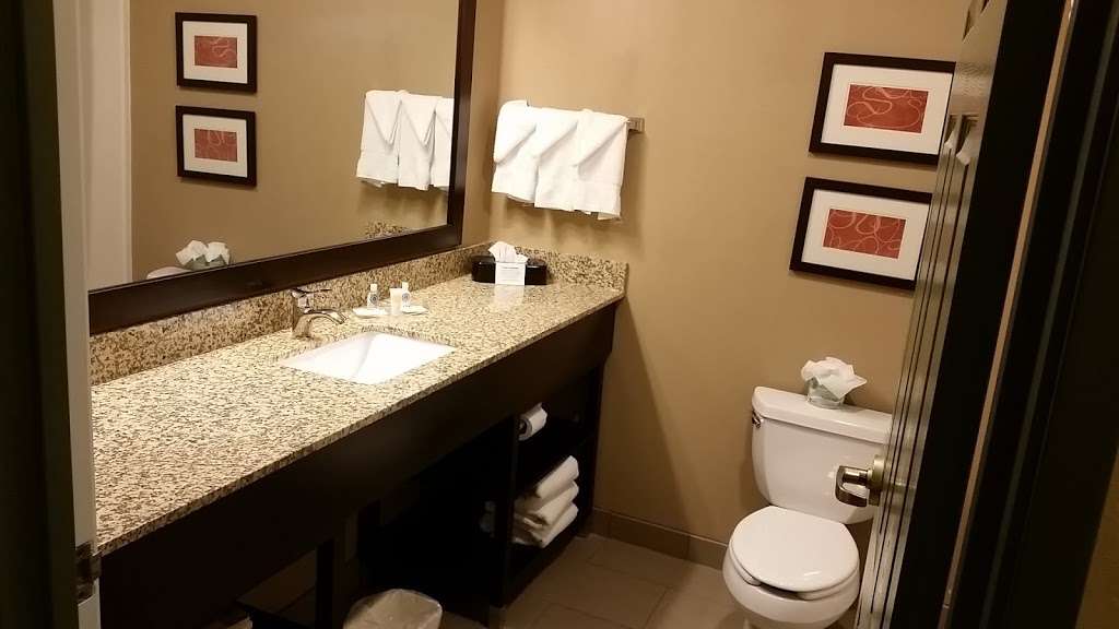 Comfort Suites Milwaukee Airport | 6362 South 13th Street, Oak Creek, WI 53154, USA | Phone: (414) 376-4284