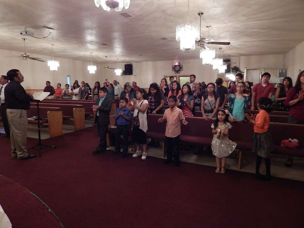 Iglesia Apostólica Restauración y Vida Nueva | 821 E Miller Rd, Garland, TX 75040, USA