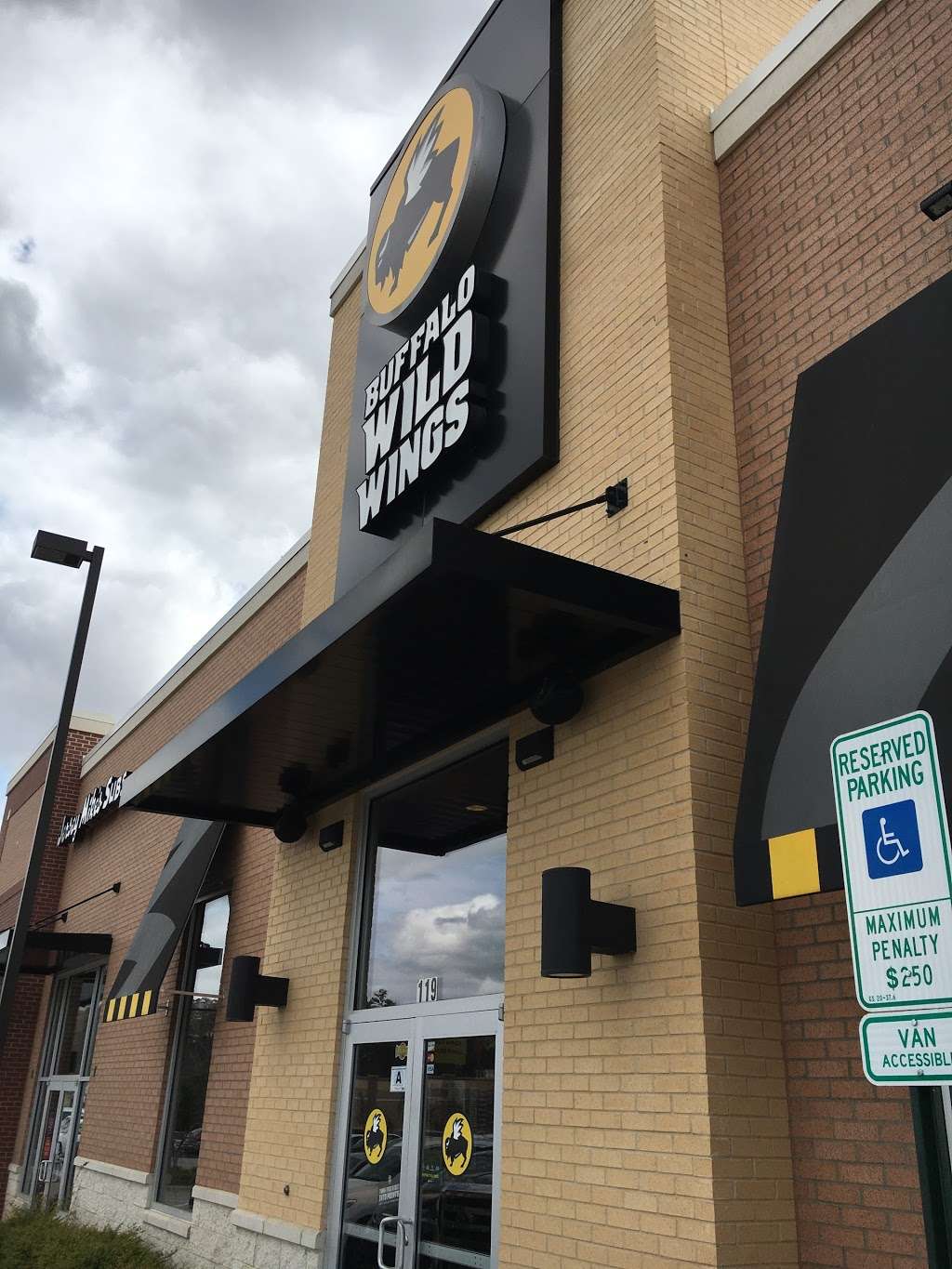 Buffalo Wild Wings | 1460 Meeting Blvd #119, Rock Hill, SC 29730 | Phone: (803) 328-9464