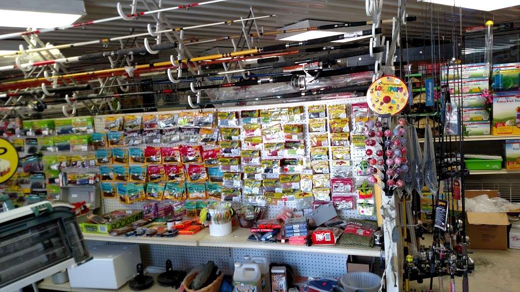 Pet Ur Bait Shop | 1907 NE County Rd 2004, Go E on Nursery St (1 mile outside City Limits), Right before Mound branch Creek, Butler, MO 64730, USA | Phone: (660) 464-0165