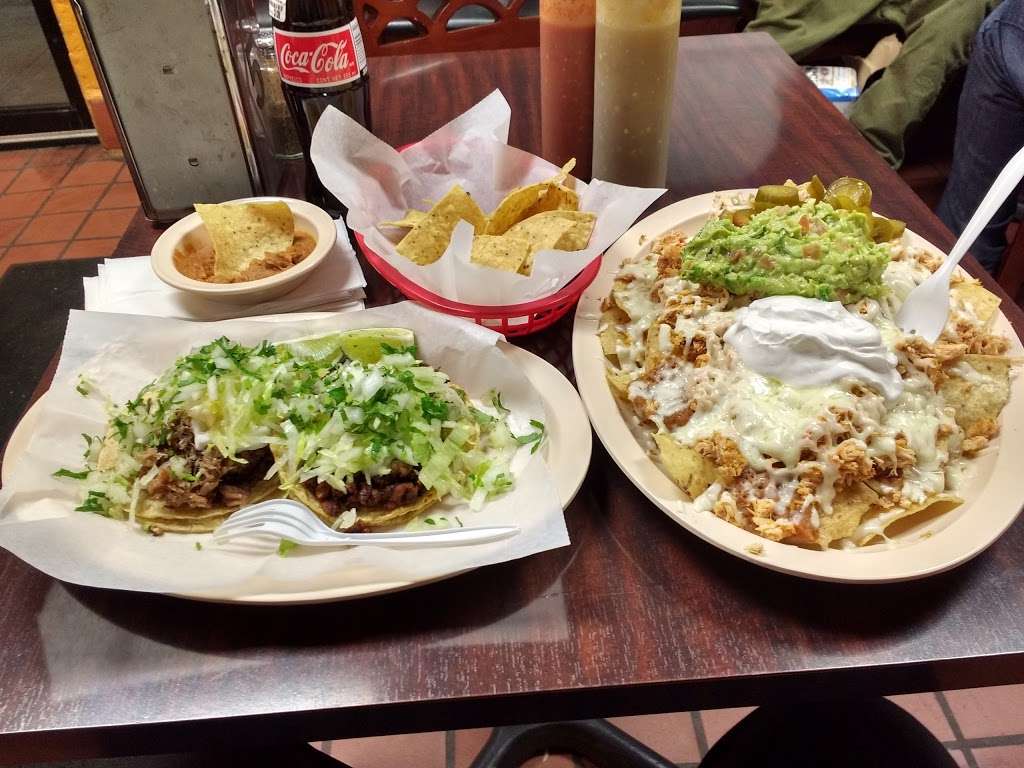 Taqueria Primo Chukis | 1708 W Lawrence Ave, Chicago, IL 60640, USA | Phone: (872) 208-7075